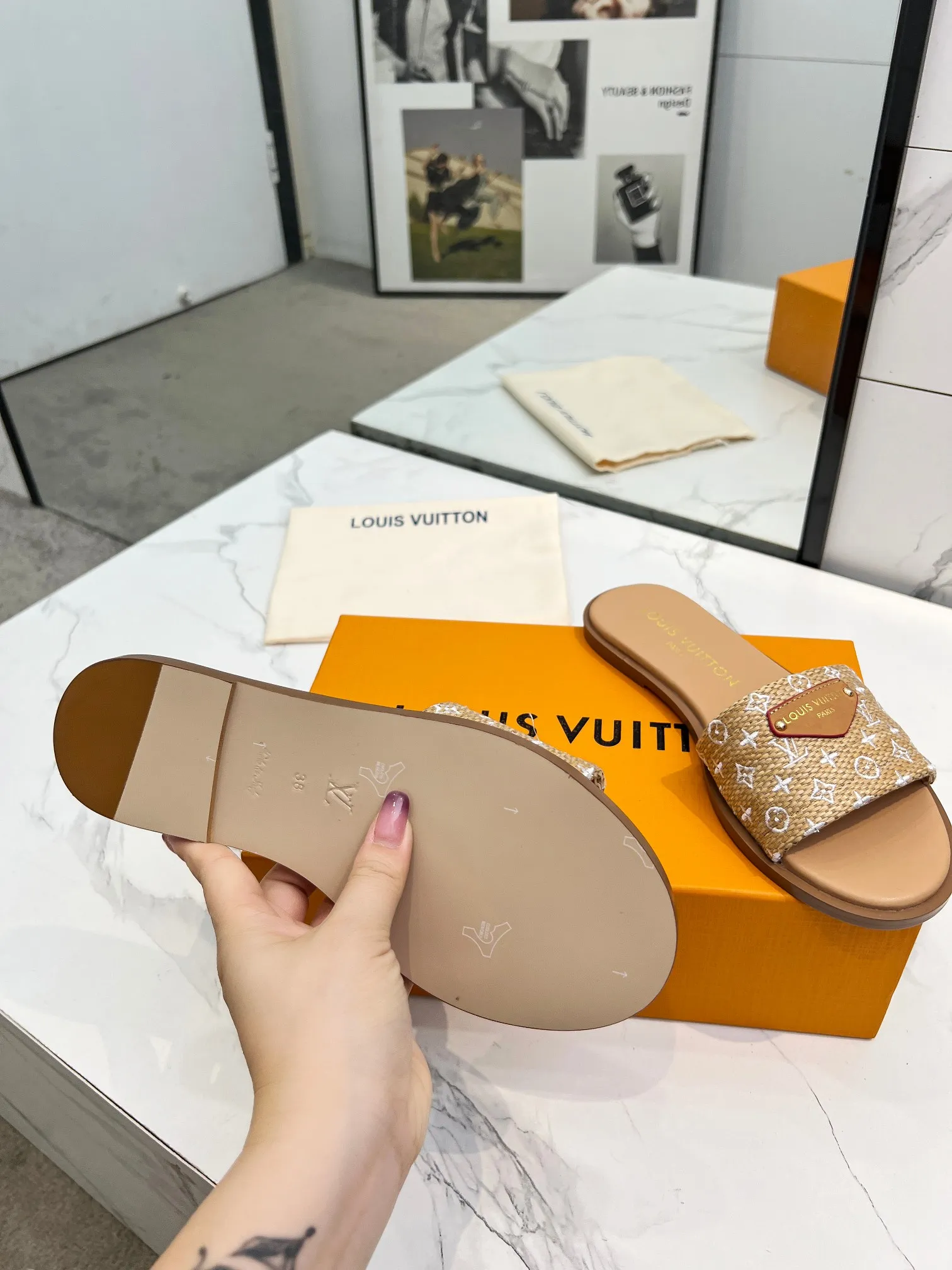 👟👟Ex-factory price 320👟👟 Genuine leather sole +40 Louis Vuitton, 1:1 advanced customization upper, fabric: customized LV special fabric, lining: sheepskin, original molding hardware, code number: 35-42, order with pictures, welcome to send pictures to place an order,